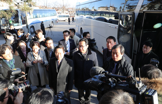 청와대 현장조사 나선 국조특위 위원들      (서울=연합뉴스) 백승렬 기자 = 민주당 간사인 박범계 의원 등 '최순실 게이트' 국정조사 특위위원들이 16일 오후 청와대 춘추관에 도착, 버스에서 내리고 있다. 2016.12.16      srbaek@yna.co.kr  (끝)